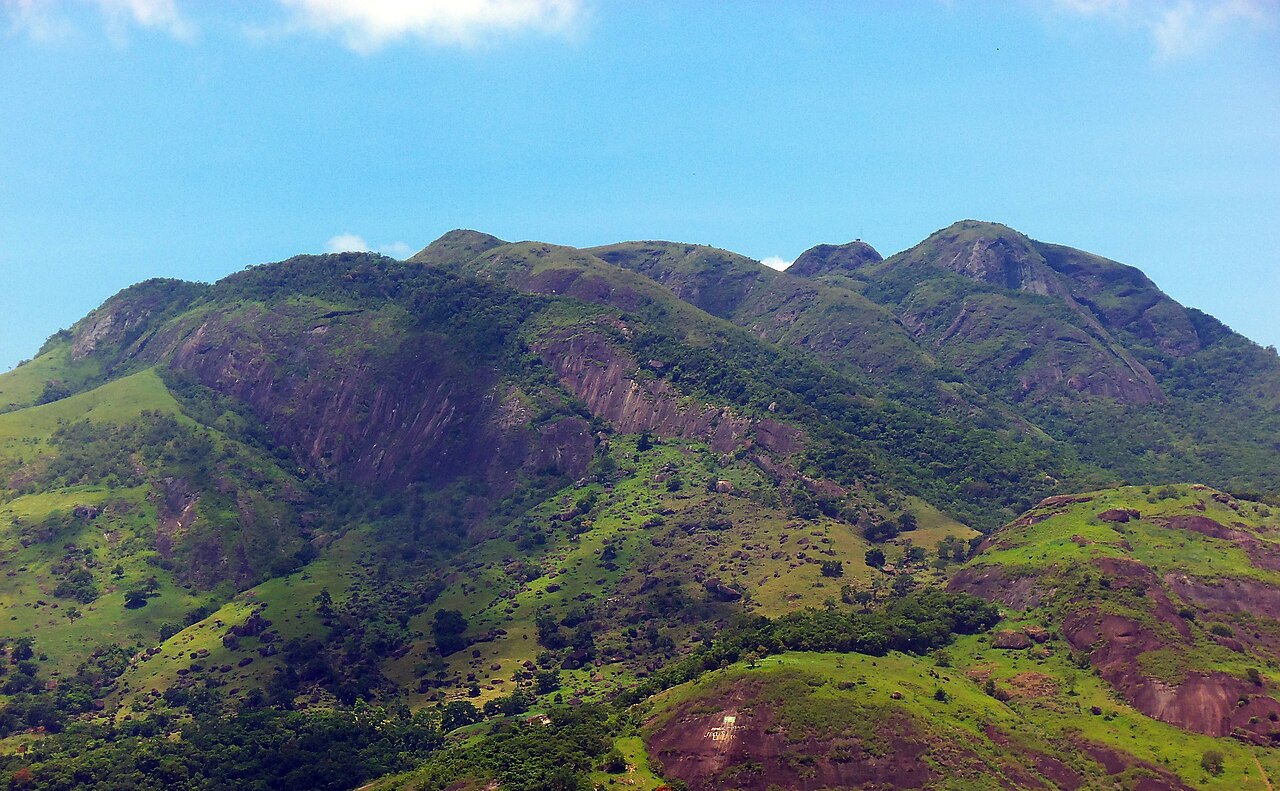 Monte Mestre Álvaro coberto de vegetação no município de Serra, Espírito Santo, visto da BR-101 sob céu azul